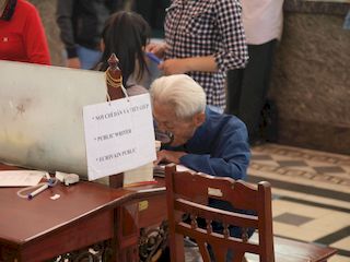 écrivain public à la poste centrale, Ho Chi Minh Ville  • Vietnam